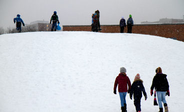 Barn som leker i snøen