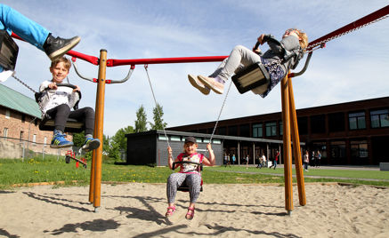 Barn på huskestativ