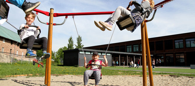Barn på huskestativ