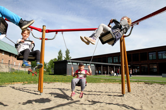 Barn på huskestativ