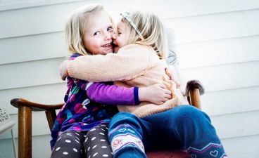 To gode venninner gir hverandre en klem.