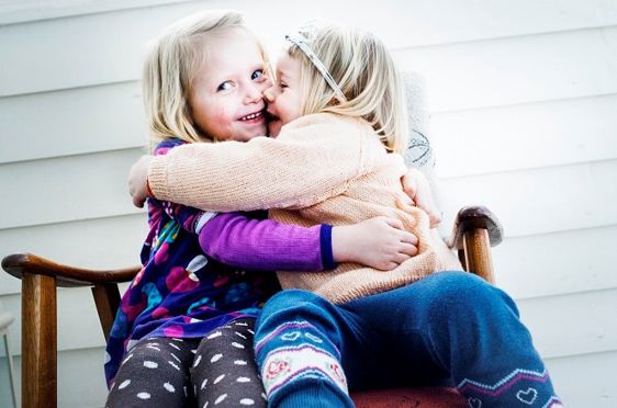 To gode venninner gir hverandre en klem.