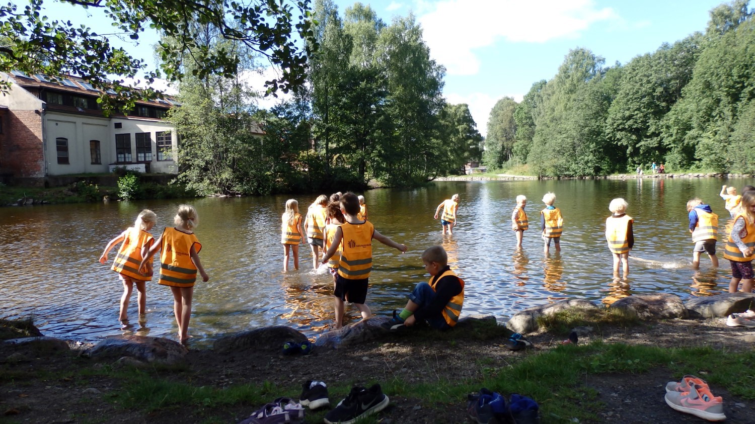 Elever på tur vasser i elva Elever på tur vasser i elva