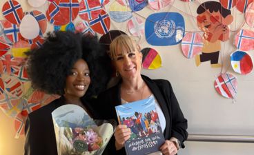 to personr som står foran en vegg med kunst